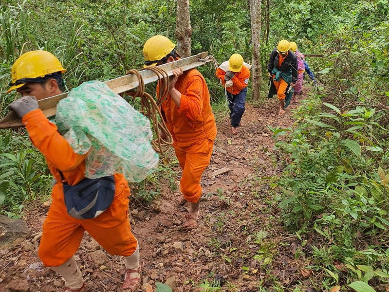 Mặc dù kế hoạch là đóng điện vào ngày 6/12 nhưng đến 15h chiều 5/12 Điện lực Khe Sanh đã hoàn thành việc khôi phục điện cho bà con ở những thôn cuối cùng chưa có điện thuộc địa bàn xã Hướng Sơn, Hướng Hóa, Quảng Trị (Ảnh: Thủy Trần/Vietnam+)