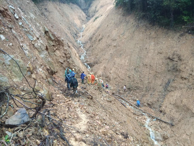 Có những đoạn đường phải đi qua giữa hai vách núi vô cùng hiểm trở. (Ảnh: Thủy Trần/Vietnam+)