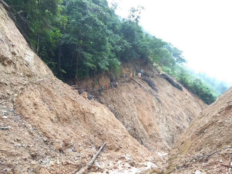 Quãng đường điện phải thi công trên vách núi dựng đứng và hiểm trở.(Ảnh: Thủy Trần/Vietnam+)