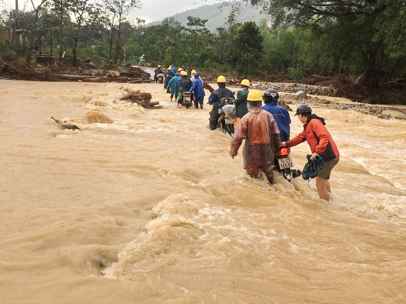 Hình ảnh Điện lực Khe Sanh phục hồi lại đường điện cho bà con thôn Cát và thôn Trĩa của xã Hướng Sơn. (Ảnh: Thủy Trần/Vietnam+)
