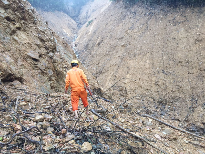 Nếu phải bê vác thì thời gian vào đến hai thôn Cát, thôn Trĩa ít nhất cũng phải mất 6-8 tiếng đồng hồ. (Ảnh: Thủy Trần/Vietnam+)