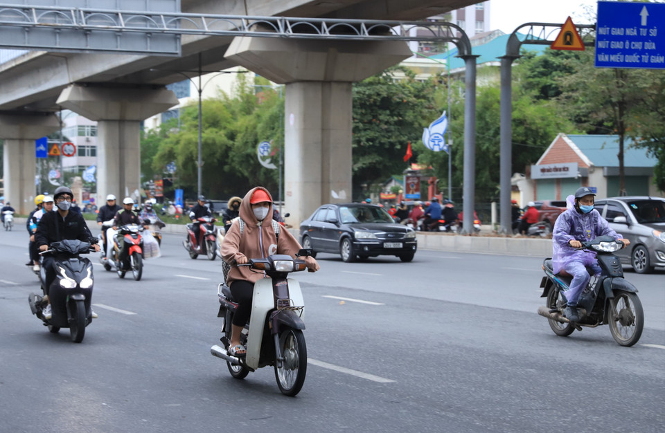 Thời tiết lạnh khiến người dân Thủ đô di chuyển khó khăn hơn. (Ảnh: Hoài Nam/Vietnam+)