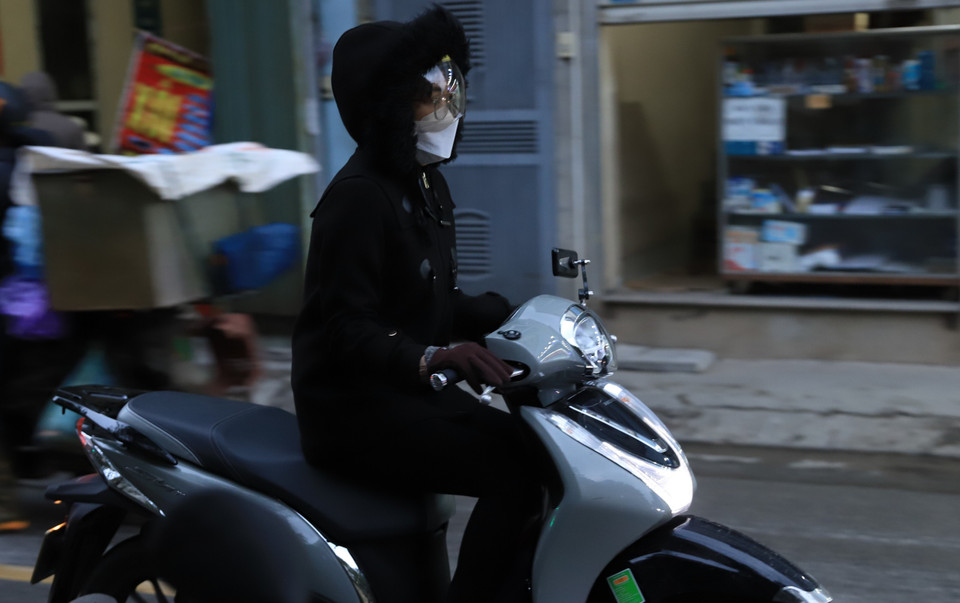 Nhiều bạn trẻ đã trang bị thêm nhiều lớp áo ấm khi phải di chuyển ra ngoài trời. (Ảnh: Hoài Nam/Vietnam+)