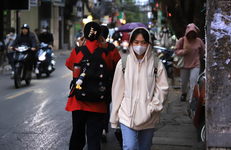 Người dân Thủ đô đã xuống đường với những bộ trang phục mùa Đông trong sáng ngày 1/12. (Ảnh: Hoài Nam/Vietnam+)