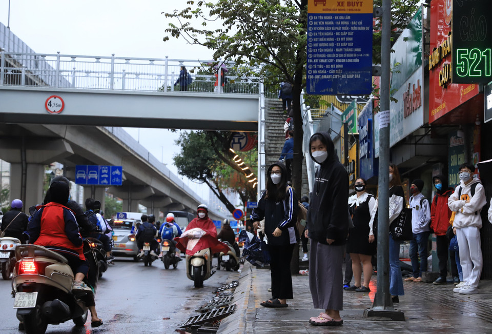 Theo dự báo, Thủ đô Hà Nội có mưa, mưa rào, có nơi có dông, trời rét đậm. Nhiệt độ thấp nhất 12-14 độ C. Nhiệt độ cao nhất 14-16 độ C. (Ảnh: Hoài Nam/Vietnam+)