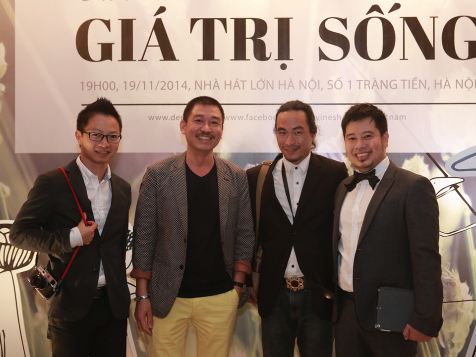 Họa sỹ Lê Thiết Cương chụp ảnh cùng những người bạn... (Ảnh: Tuấn Đào)