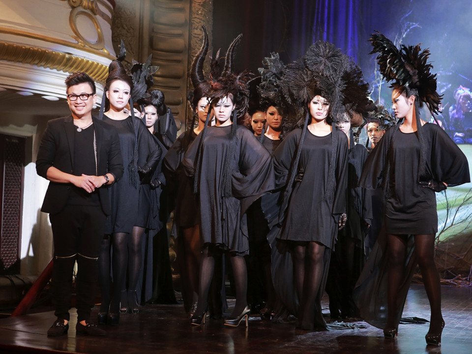 Giới thiệu bộ sưu tập “Quyền lực” tại Davines Hair Show 2014, Don Hậu thể hiện kỹ thuật bới tóc hair-up nhuốm màu phù phiếm một cách có sắp đặt lấy cảm hứng từ thiên nhiên như hình hoa, nấm, cây cỏ;gây ấn tượng mạnh thị giác (Ảnh: Tuấn Đào)