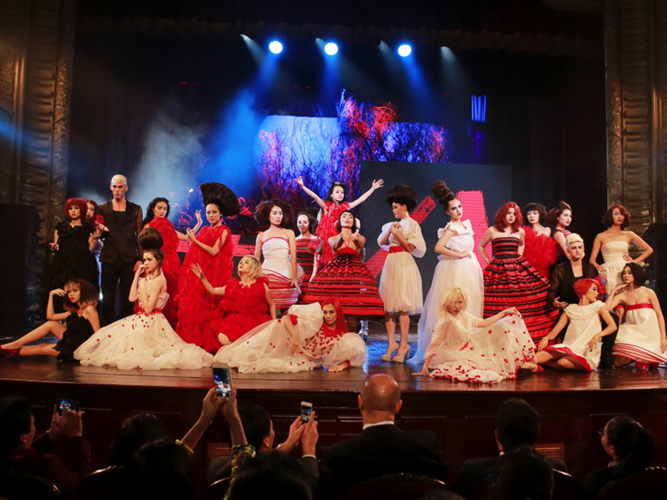 Bộ sưu tập sử dụng các gam màu nguyên bản tự nhiên đỏ, đen và trắng pha lẫn highline, các đường cắt nhẹ nhàng mà tinh tế, phần tạo kiểu ấn tượng với tóc phồng, độ dày lớn (Ảnh: Tuấn Đào) Một số hình ảnh khách mời xuất hiện trên thảm đỏ Davines Hair Show 2014: