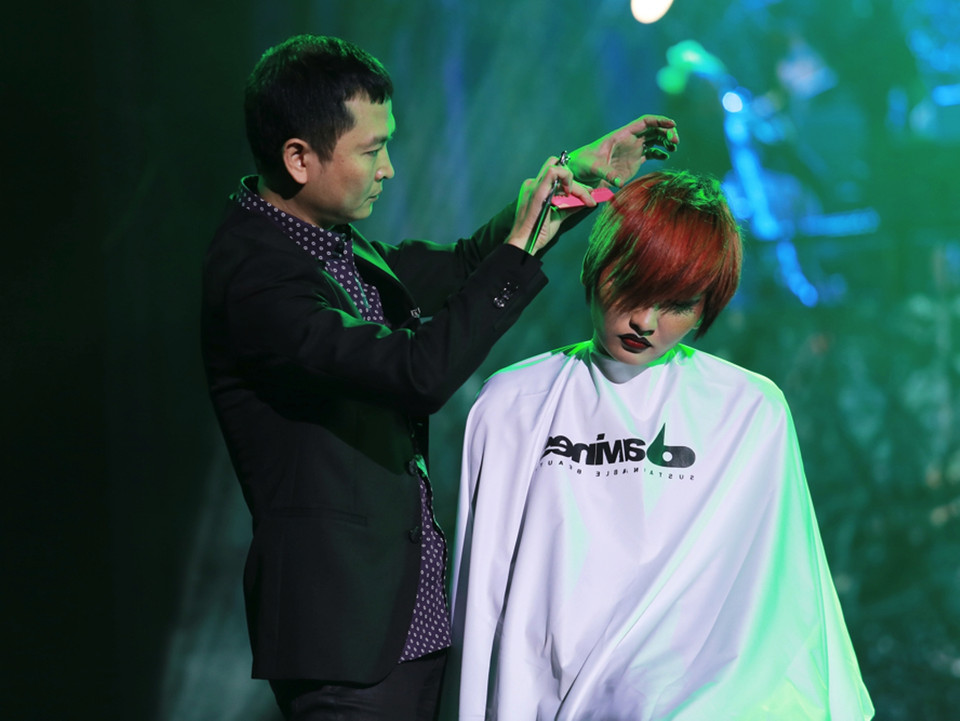 Lấy cảm hứng khởi điểm từ nhà thiết kế thời trang kiệt xuất Chanel, nhà thiết kế Minh Tâm muốn mang tới sự mạnh mẽ, nam tính, mang chất rock dành cho những cô gái trẻ, hiện đại (Ảnh: Tuấn Đào)