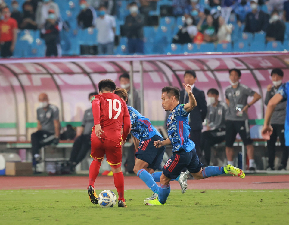 Trong ảnh, Quang Hải xử lý kỹ thuật để vượt qua đối thủ trước sự chứng kiến của huấn luyện viên trưởng đội tuyển Nhật Bản. (Ảnh: PV/Vietnam+)