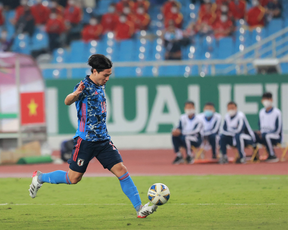 Phía ngược lại, tuyển Nhật Bản hoàn chiếm thế chủ động với dàn ngôi sao đẳng cấp hơn hẳn Việt Nam, trong đó tiền đạo Minamino chơi bóng cho Liverpool, gây chú ý nhất. (Ảnh: PV/Vietnam+)