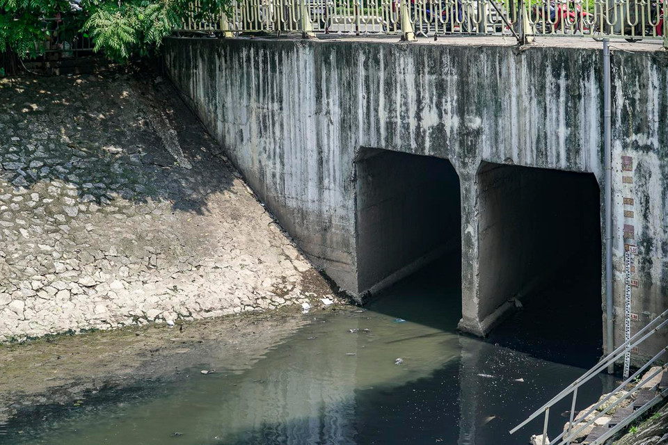 Nguồn nước sinh hoạt chưa qua xử lý trực tiếp thải ra là tác nhân chính gây ra ô nhiễm tại sông Tô Lịch. (Ảnh: PV/Vietnam+)