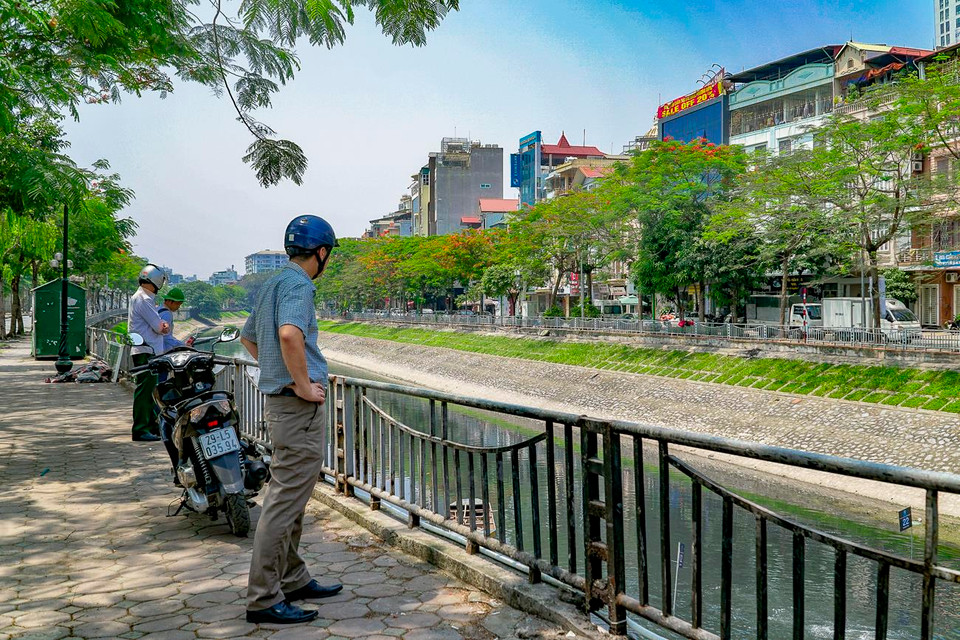 Người dân tò mò về việc lắp đặt hệ thống mới này, họ hy vọng rằng chất lượng dòng sông sẽ được cải thiện. (Ảnh: PV/Vietnam+)