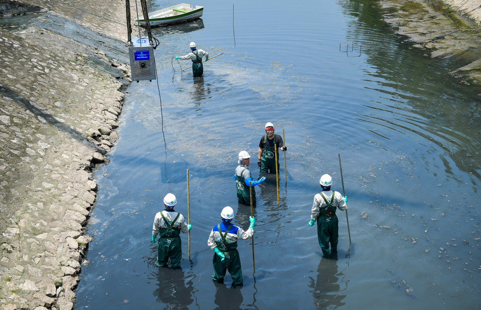 Nhóm công nhân đang kiểm tra định kỳ hoạt động của hệ thống máy lọc. (Ảnh: PV/Vietnam+)