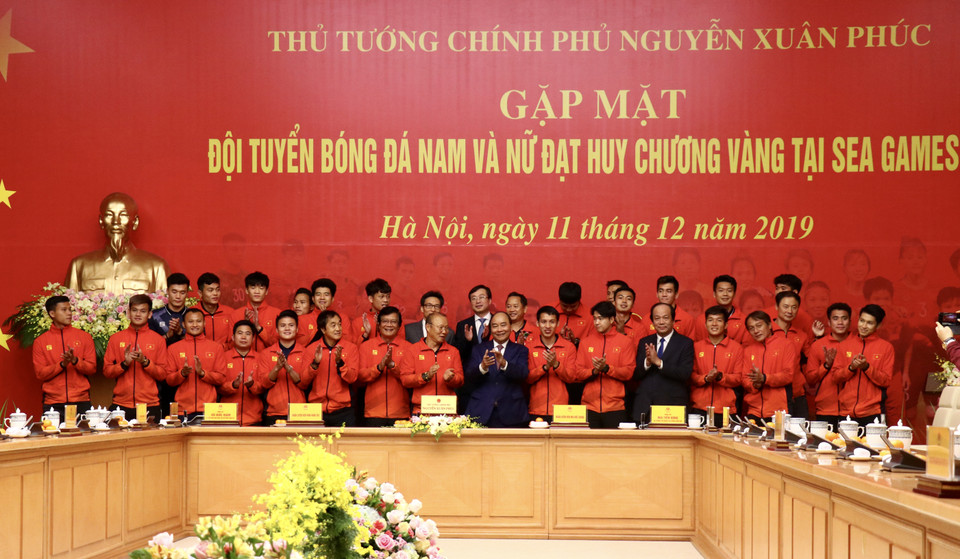 Thủ tướng Nguyễn Xuân Phúc chụp ảnh lưu niệm cùng đội tuyển U22 Việt Nam. (Ảnh: Nguyên An/Vietnam+)