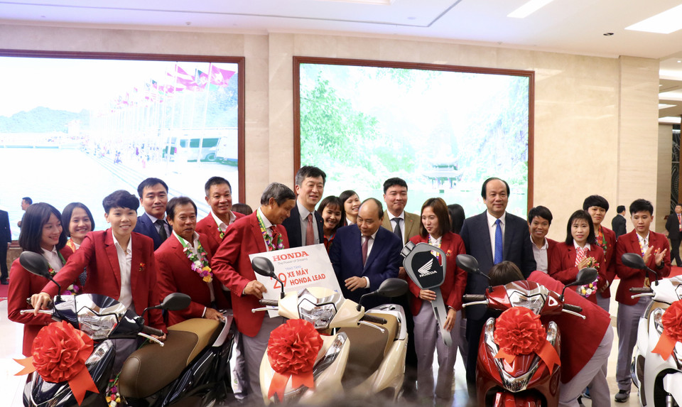 Tương tự, đội tuyển nữ Việt Nam nhận phần quà là 29 chiếc xe máy Honda Lead từ Thủ tướng chính phủ. (Ảnh: Nguyên An/Vietnam+)