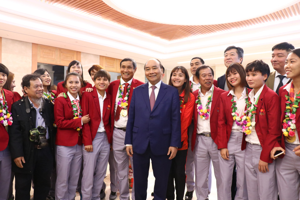 Sau cùng, Thủ tướng Nguyễn Xuân Phúc chụp ảnh cùng đội tuyển nữ Việt Nam trước khi vào dùng bữa cùng cả hai đội tuyển tại Văn phòng Chính phủ. (Ảnh: Nguyên An/Vietnam+)