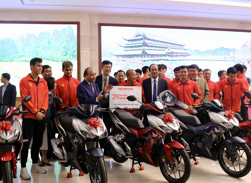 Thủ tướng trao quà tặng phần quà gồm 29 chiếc xe máy Honda Winner cho đội tuyển U22 Việt Nam. (Ảnh: Nguyên An/Vietnam+)