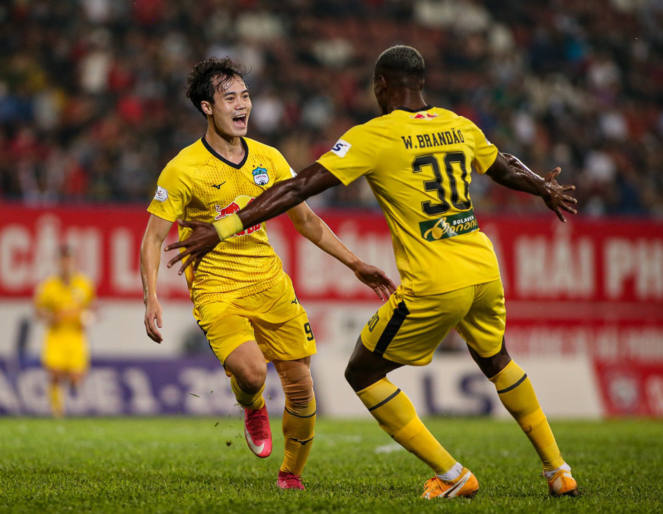 Ở trận này, ngoại binh Brandao và Văn Toàn là những người chơi hay nhất. (Ảnh: PV/Vietnam+)