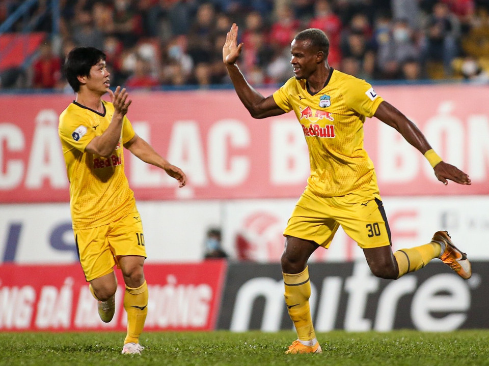 Công Phượng chơi ở vị trí lùi sâu, không tạo được nhiều nguy hiểm nhưng những mũi nhọn khác thì vẫn áp đảo đội chủ nhà liên tục. (Ảnh: PV/Vietnam+)