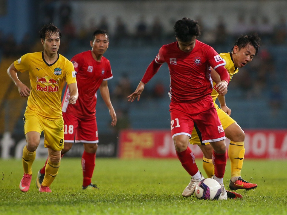 Trong khi đó, Hải Phòng có lợi thế sân nhà nhưng lại thi đấu bế tắc vì lối đá bóng dài đơn giản. (Ảnh: PV/Vietnam+)