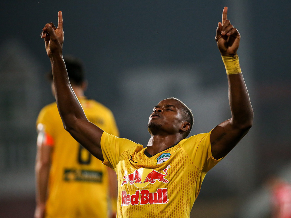 Tới phút 75, Hoàng Anh Gia Lai ấn định chiến thắng cách biệt 2-0 bằng bàn thắng bằng đầu của ngoại binh Brandao từ đường treo bóng đẳng cấp của Minh Vương. (Ảnh: PV/Vietnam+)