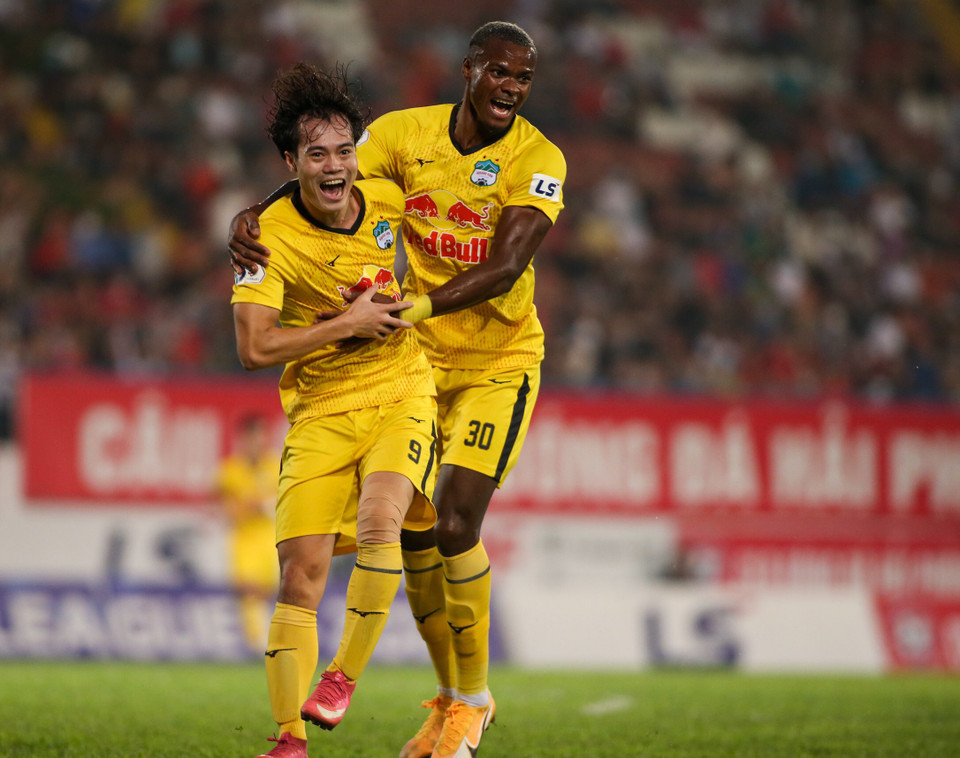 Ngay phút 15, Văn Toàn đã mở tỷ số trận đấu nhờ một pha bóng xử lý khéo léo trong vòng cấm, loại bỏ hai hậu vệ rồi dứt điểm gọn gàng. Trước đó, ngoại binh Brandao đã tì đè tốt để cướp bóng ở góc sân và kiến tạo. (Ảnh: PV/Vietnam+)