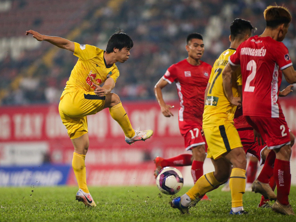 Nhờ bàn thắng sớm, đoàn quân huấn luyện viên Kiatisak càng chơi càng hay và tạo ra hàng loạt cơ hội. (Ảnh: PV/Vietnam+)