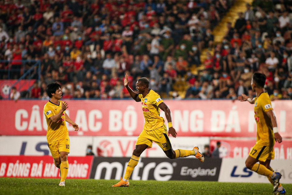 Đây đã là chiến thắng thứ 3 liên tiếp của đội bóng phố núi, qua đó duy trì vị trí dẫn đầu bảng xếp hạng V-League với 16 điểm sau 7 vòng đấu.(Ảnh: PV/Vietnam+)