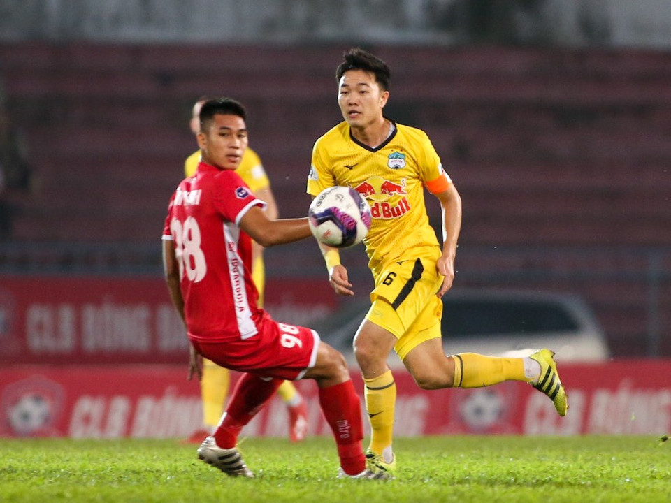 Chiến thắng 2-0 của đội bóng phố núi một lần nữa cho thấy tài cầm quân của huấn luyện Kiatisak. Hoàng Anh Gia Lai đang cho thấy một bộ mặt rất khác ở mùa giải này khi đã không thủng lưới ở 3 trận gần nhất trong khi ghi tới 8 bàn thắng. (Ảnh: PV/Vietnam+)