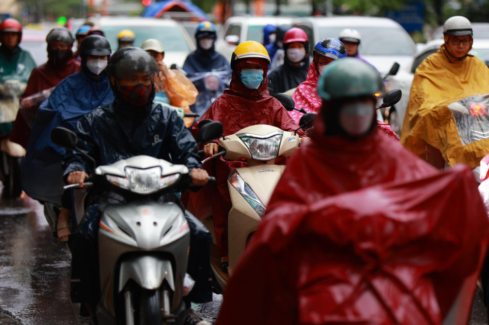 Các phương tiện chỉ có thể di chuyển bằng cách nhích từng chút một. (Ảnh: PV/Vietnam+)