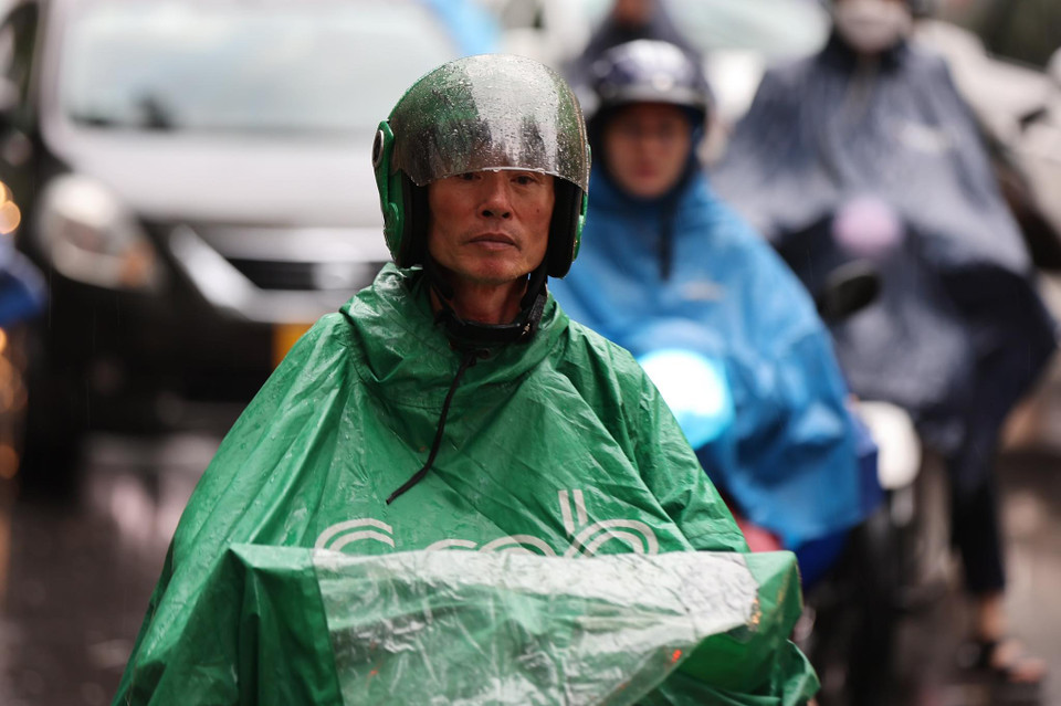 Mưa lớn cùng với tình trạng ùn tắc khiến người tham gia giao thông di chuyển rất vất vả. (Ảnh: PV/Vietnam+)