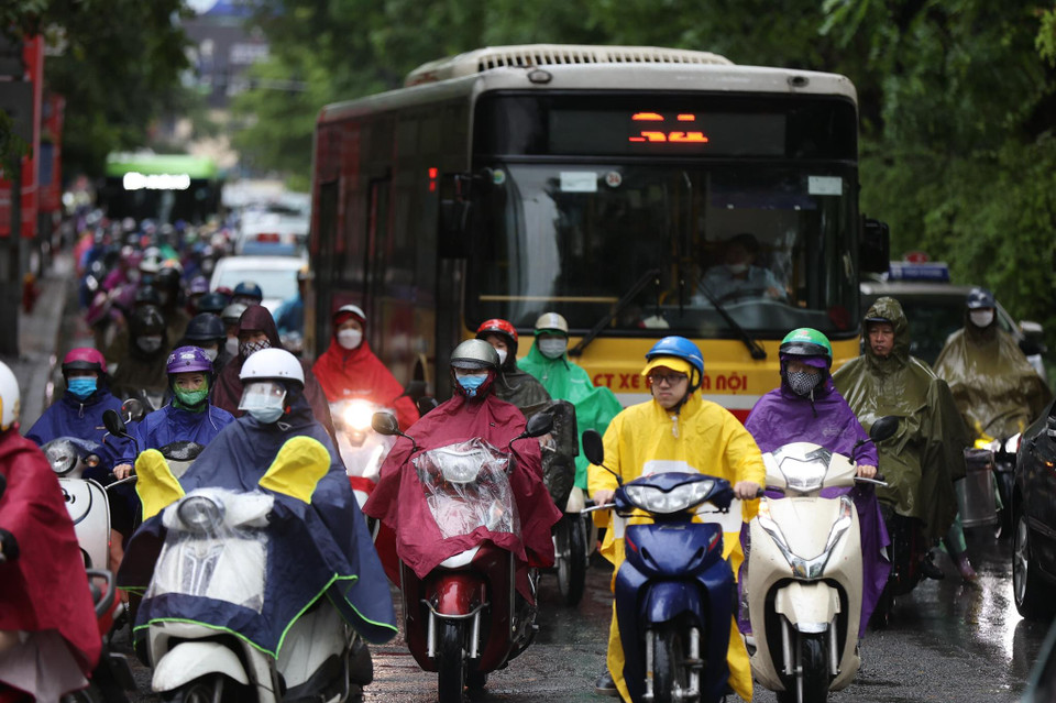 Theo ghi nhận của phóng viên Báo Điện tử VietnamPlus, cơn mưa lớn trong sáng ngày 6/6 đã khiến việc di chuyển của người dân trở nên khó khăn, đặc biệt trong giờ cao điểm. (Ảnh: PV/Vietnam+)