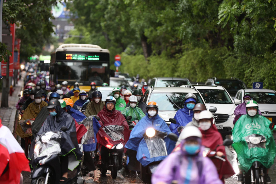 Tại khu vực phố Kim Mã, lượng phương tiện tham gia giao thông trong ngày đầu tuần tại Thủ đô tương đối đông đúc. (Ảnh: PV/Vietnam+)