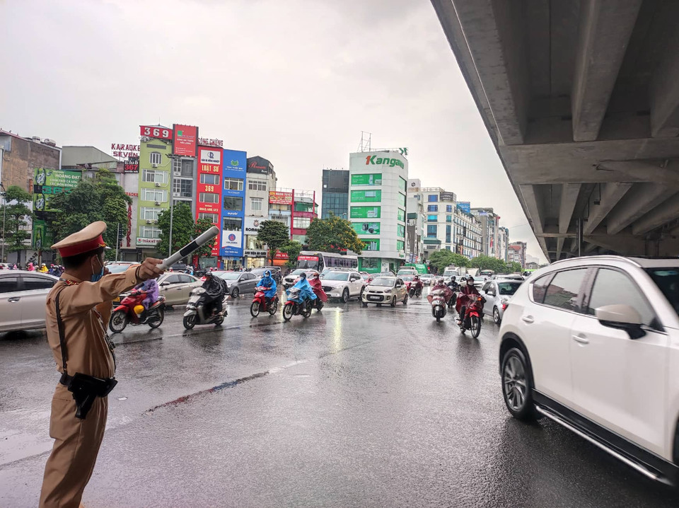 Cơn mưa dai dẳng kéo dài trong buổi sáng khiến các phương tiện giao thông di chuyển khó khăn trên tuyến đường Nguyễn Trãi. (Ảnh: PV/Vietnam+)