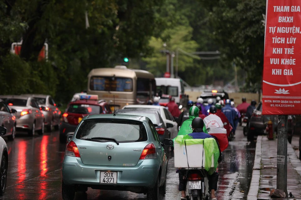 Theo Trung tâm Dự báo Khí tượng Thủy văn Quốc gia, ngày và đêm 6/6, phía Đông Bắc Bộ có mưa vừa, mưa to, có nơi mưa rất to và rải rác có dông, trong mưa dông có khả năng xảy ra lốc, sét, mưa đá và gió giật mạnh. (Ảnh: PV/Vietnam+)