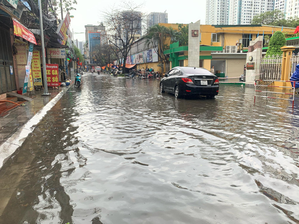 Nhiều nơi ngập sâu khiến người dân đi lại khó khăn. (Ảnh: PV/Vietnam+)