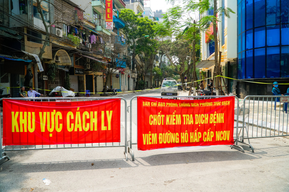 Sáng 8/3, Ban chỉ đạo phòng chống dịch phường Trúc Bạch đã căng cờ lập chốt kiểm tra dịch bệnh COVID-19 tại khu vực cách ly. (Ảnh: Minh Hiếu/Vietnam+)