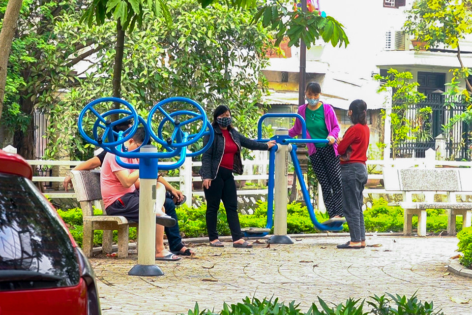 Người dân sinh hoạt tại khuôn viên tập thể dục ngã tư Trúc Bạch-Ngũ Xã. (Ảnh: Minh Hiếu/Vietnam+)