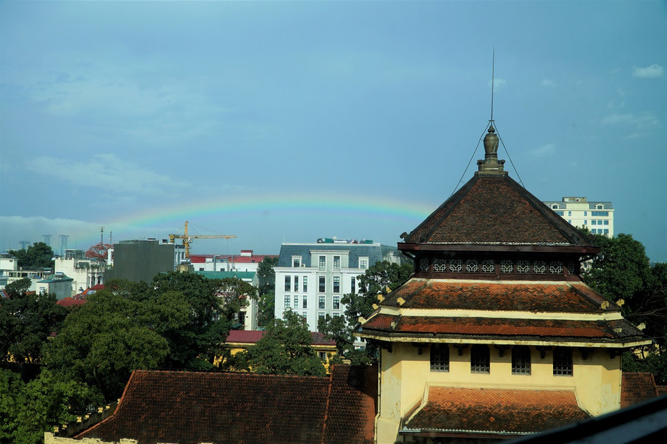 Sau cơn mưa rào đầu giờ chiều 3/3 đã xuất hiện cầu vồng rực rỡ. (Ảnh: Minh Hiếu/Vietnam+)