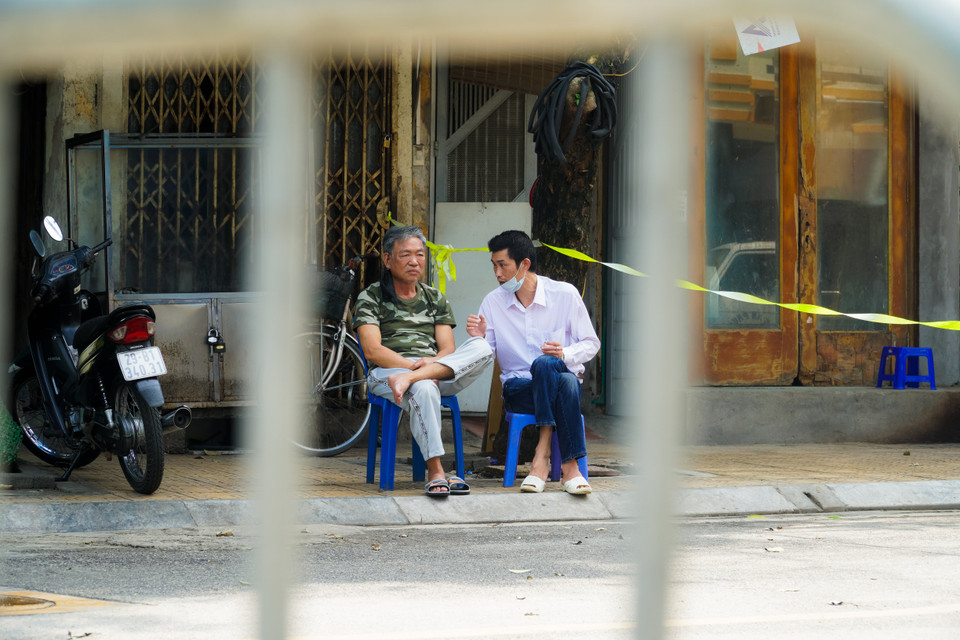 Người dân trong khu vực cách ly bị hạn chế đi lại. (Ảnh: Minh Hiếu/Vietnam+)