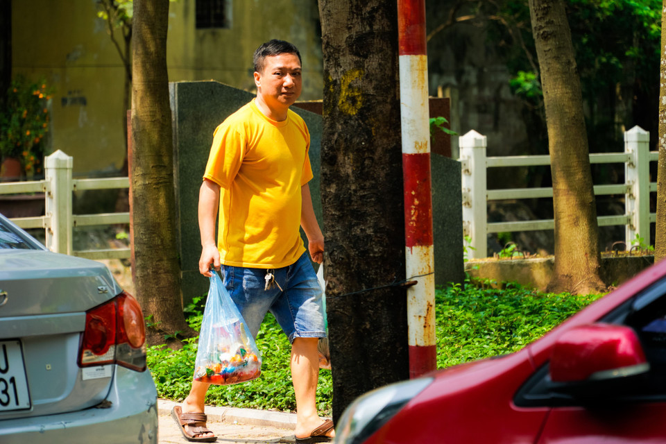 Hình ảnh hiếm hoi người dân không đeo khẩu trang sinh hoạt quanh khu vực. (Ảnh: Minh Hiếu/Vietnam+)