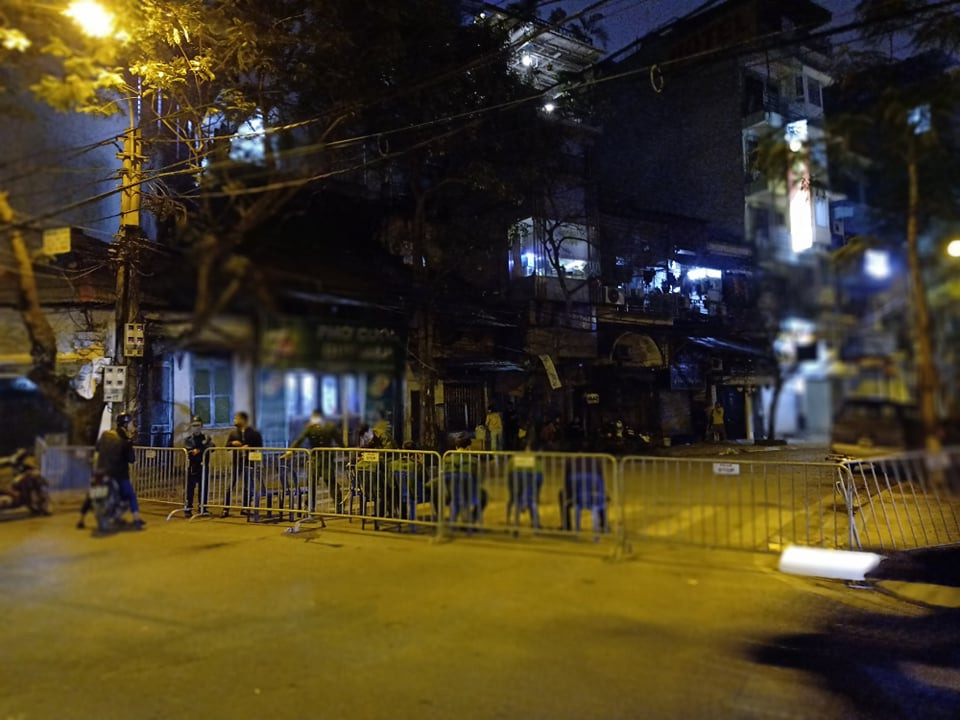 Toàn bộ khu vực dãy phố này đều đã bị cấm ra vào tuyệt đối. (Ảnh: Sơn Bách/Vietnam+)
