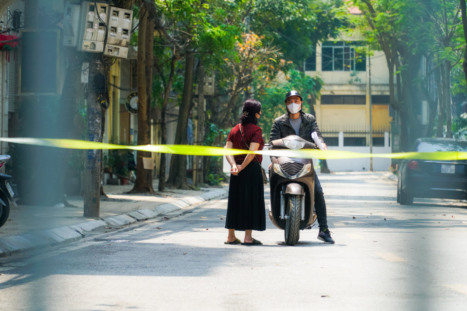 Việc cách ly đã khiến cho cuộc sống sinh hoạt của nhiều hộ dân xung quanh đây bị xáo trộn. (Ảnh: Minh Hiếu/Vietnam+) 