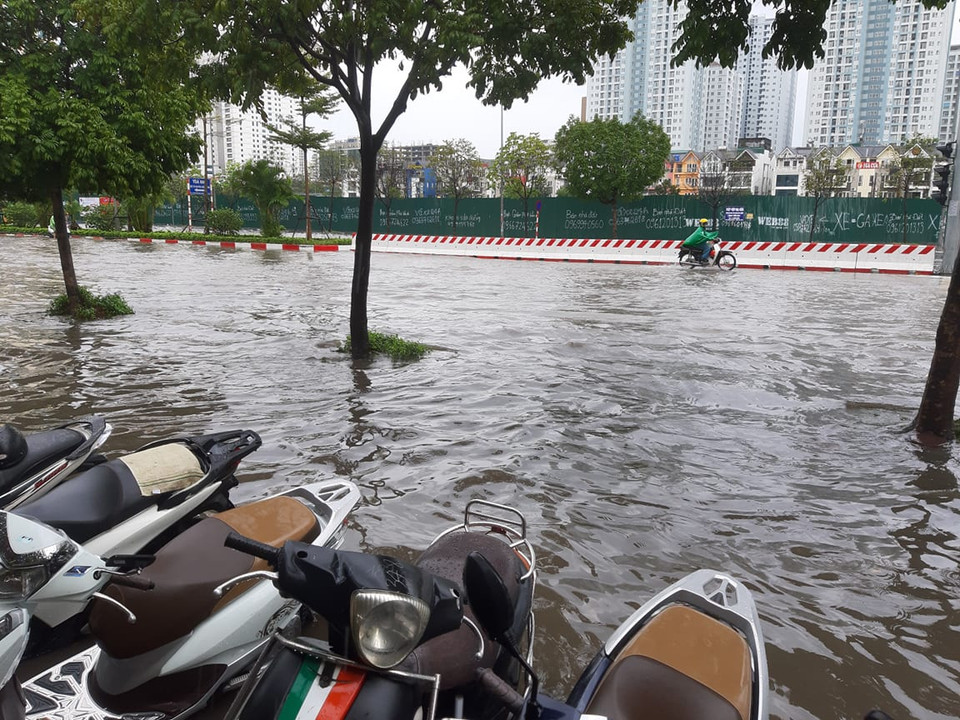 Cơn mưa rào ngày 3/3 khiến tuyến đường khu vực quận Tây Hồ chìm trong biển nước. (Ảnh: PV/Vietnam+)