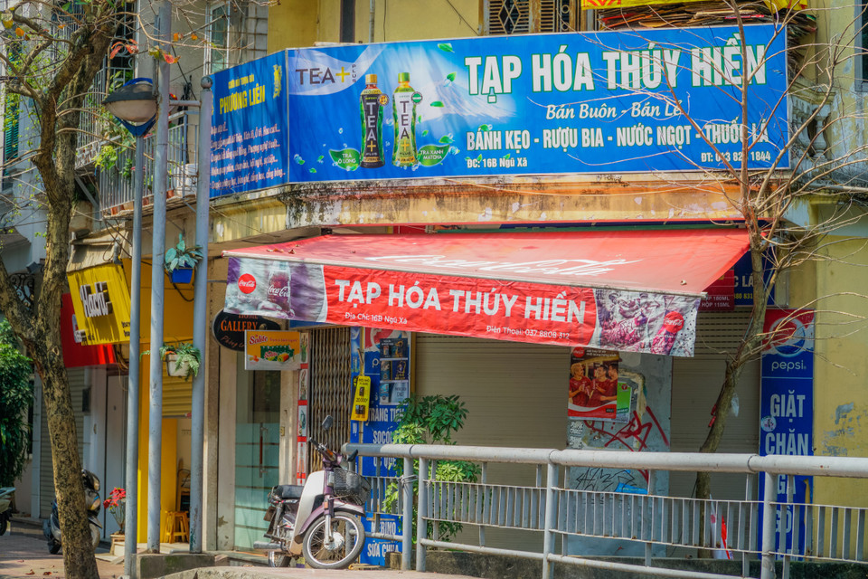 Các hàng quán xung quanh đây hầu như đã đóng cửa hết. Chị Phương, chủ một tiệm phở khu vực này cho biết chị chỉ mở hết ngày 7/3 sau đó sẽ đóng cửa để tránh bệnh dịch. (Ảnh: Minh Hiếu/Vietnam+)