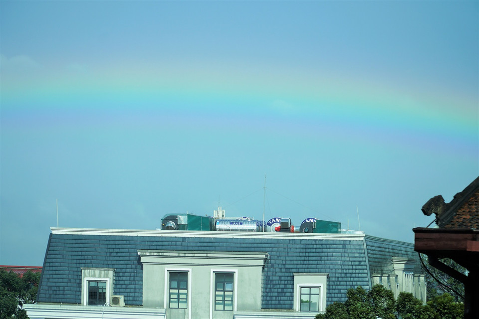 Cầu vồng là hiện tượng tán sắc của các ánh sáng từ mặt trời khi khúc xạ và phản xạ qua các giọt nước mưa. (Ảnh: Minh Hiếu/Vietnam+)