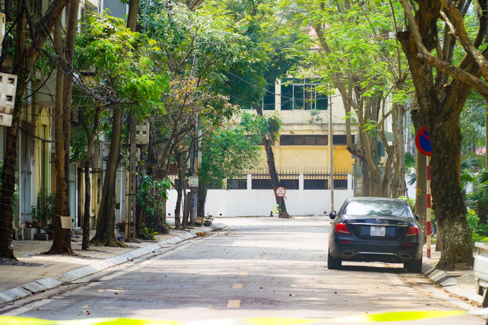 Khu vực cách ly từ số nhà 125 đến 139 phố Trúc Bạch nhằm kiểm soát dịch COVID-19. (Ảnh: Minh Hiếu/Vietnam+)