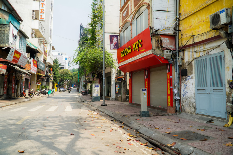 Phố Châu Long đã vắng vẻ hơn. Ông Vương Đình Huệ, Bí thư Hà Nội, cho biết trong tổng số 22 hộ dân với khoảng 176 nhân khẩu ở phường Trúc Bạch, phải tổ chức kiểm soát chặt chẽ, cách ly khu vực, cùng với các biện pháp tiêu trùng, khử độc. (Ảnh: Minh Hiếu/Vietnam+)