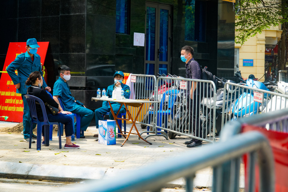 Tổ công tác túc trực làm nhiệm vụ 24/24 tại ngã tư Trúc Bạch - Ngũ Xã. (Ảnh: Minh Hiếu/Vietnam+)